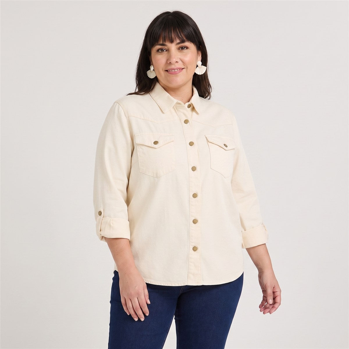Casaca Mezclilla Manga Larga Lyocell Beige en modelo plus size