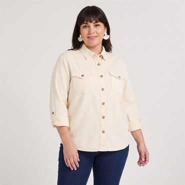 Casaca Mezclilla Manga Larga Lyocell Beige en modelo plus size