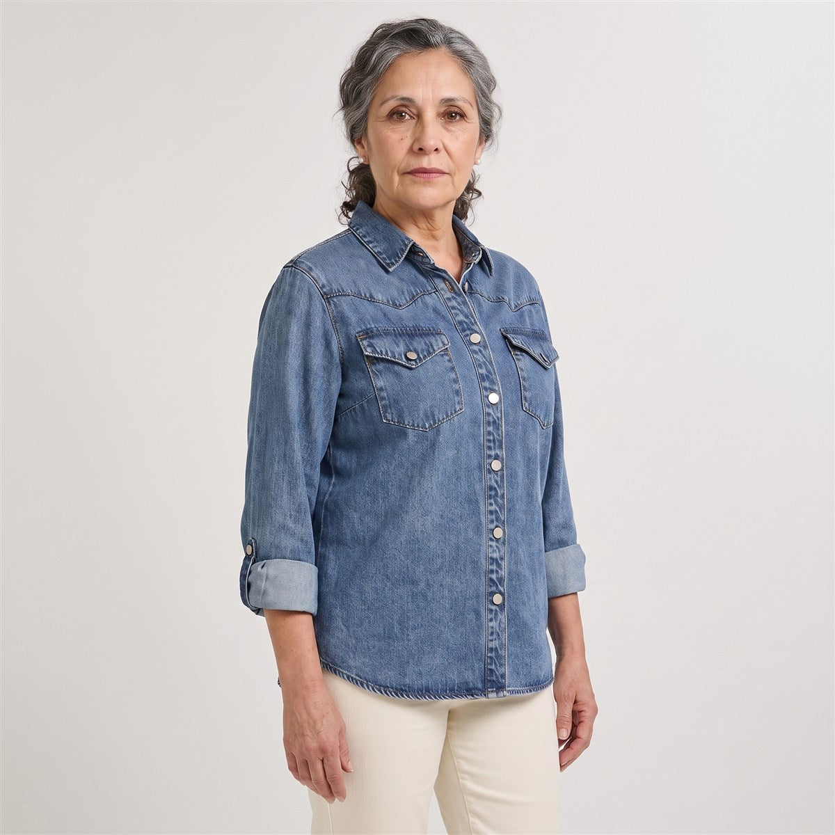Casaca Mezclilla Manga Larga Lyocell Azul en modelo adulta