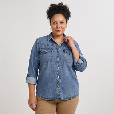 Casaca Mezclilla Manga Larga Lyocell Azul en modelo plus size