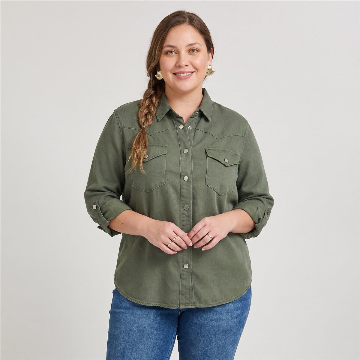 Casaca Mezclilla Manga Larga Lyocell Verde en modelo plus size