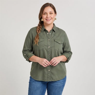 Casaca Mezclilla Manga Larga Lyocell Verde en modelo plus size