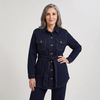Casaca Mezclilla Larga con Amarra en Cintura Azul en modelo adulta