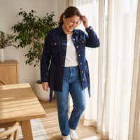 Casaca Mezclilla  Larga con Amarra en Cintura Azul lifestyle