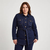 Casaca Mezclilla Larga con Amarra en Cintura Azul en modelo plus size