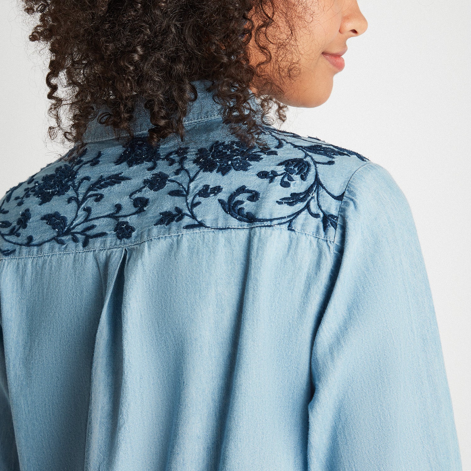 Blusa Mezclilla Bordado Espalda
