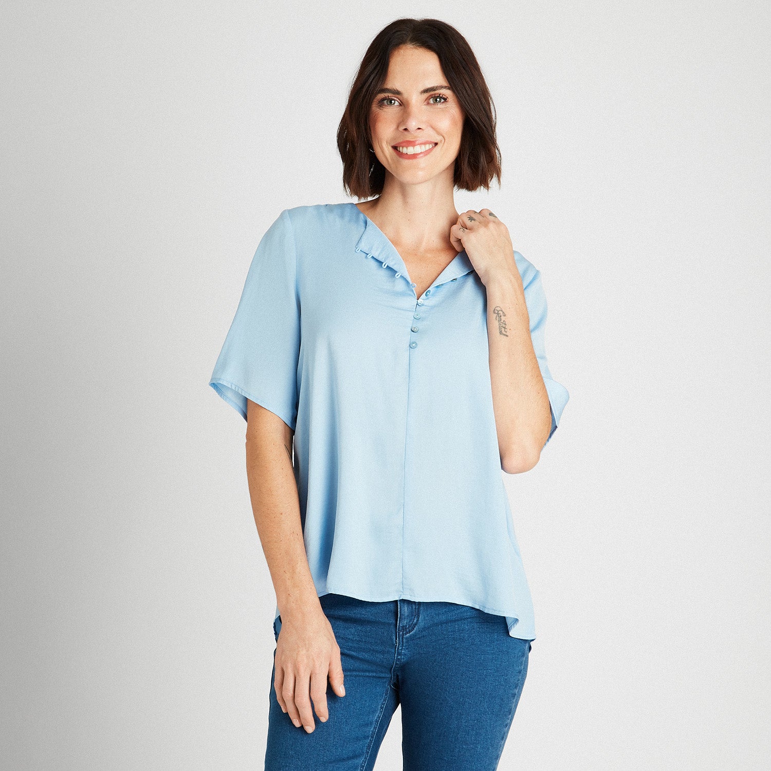 Blusa Satín Detalle de Botones Celeste