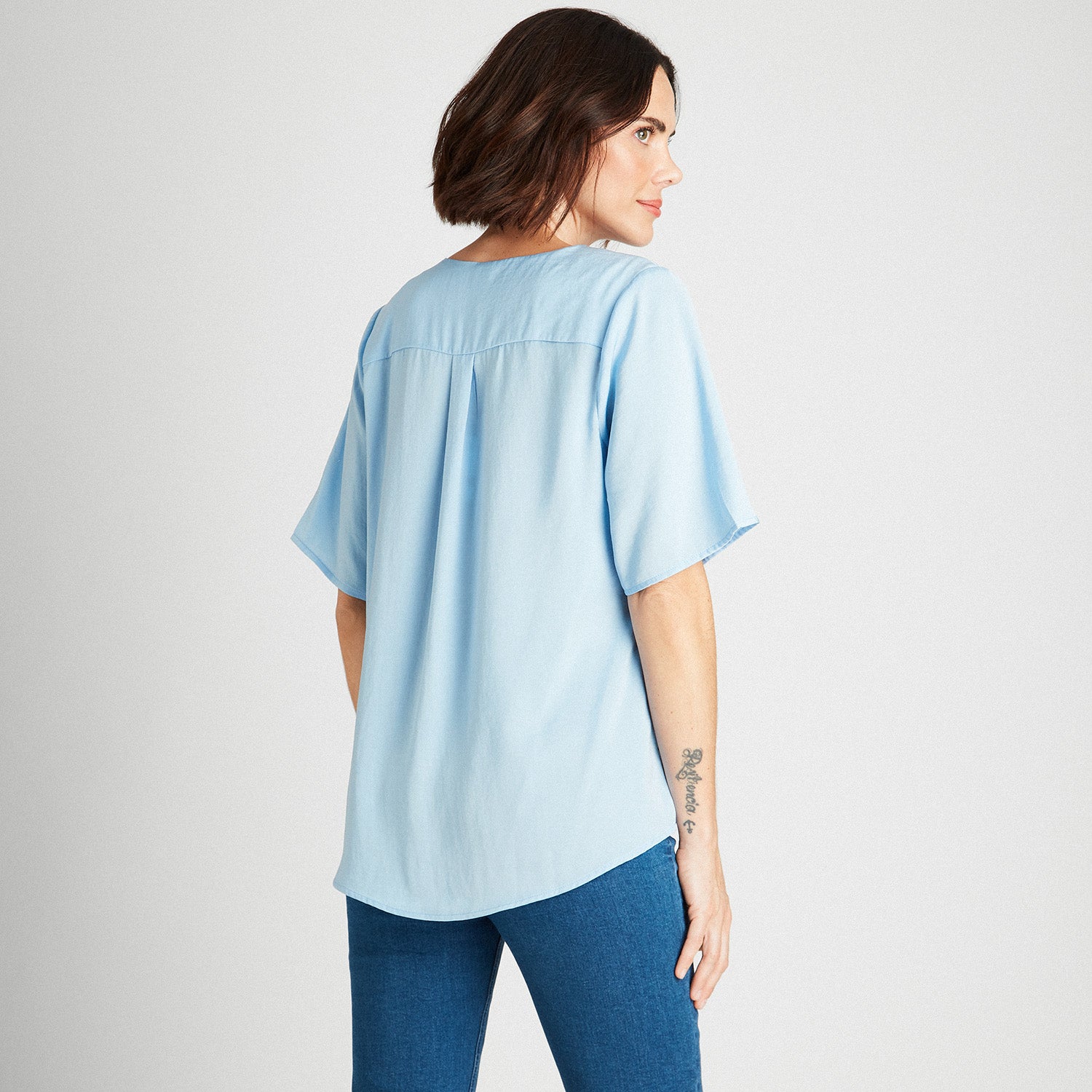 Blusa Satín Detalle de Botones Celeste