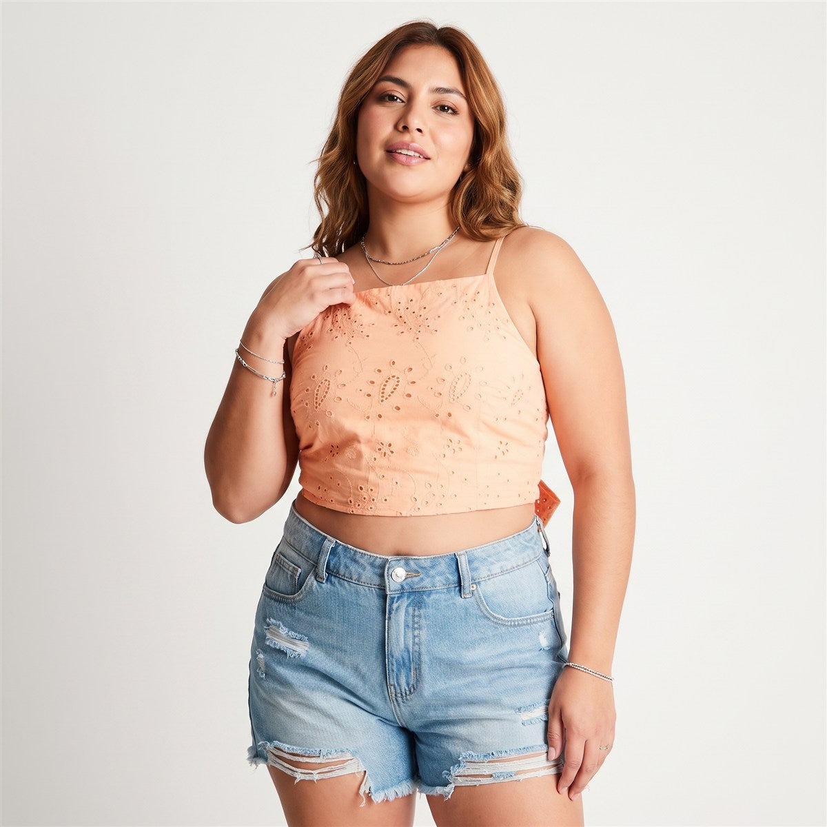 Blusa Naranjo Broderie Amarre En Espalda en modelo plus size