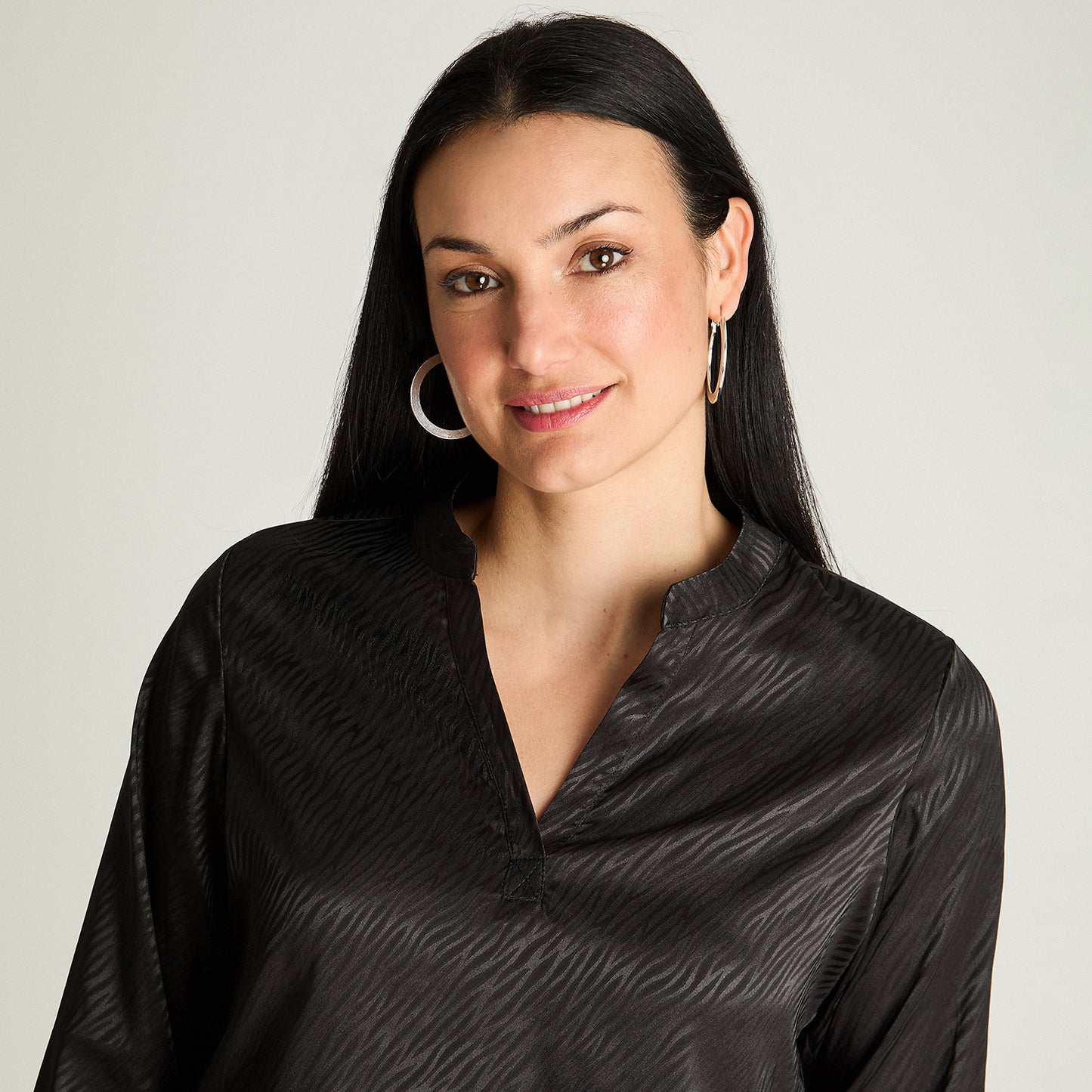 Blusa Satin Escote Mao Manga Larga Negro Lorenzo Di Pontti