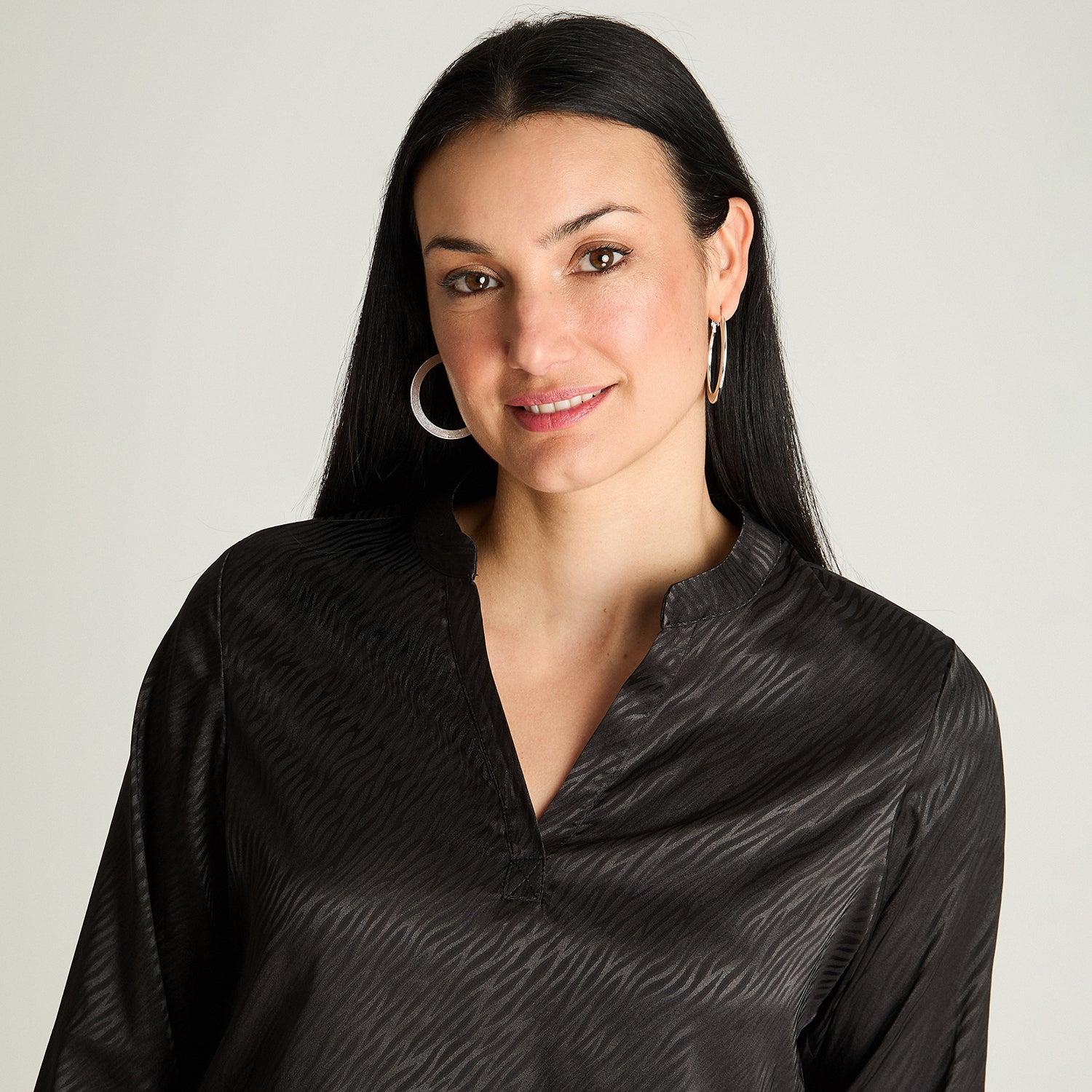 Blusa Satin Escote Mao Manga Larga Negro Lorenzo Di Pontti