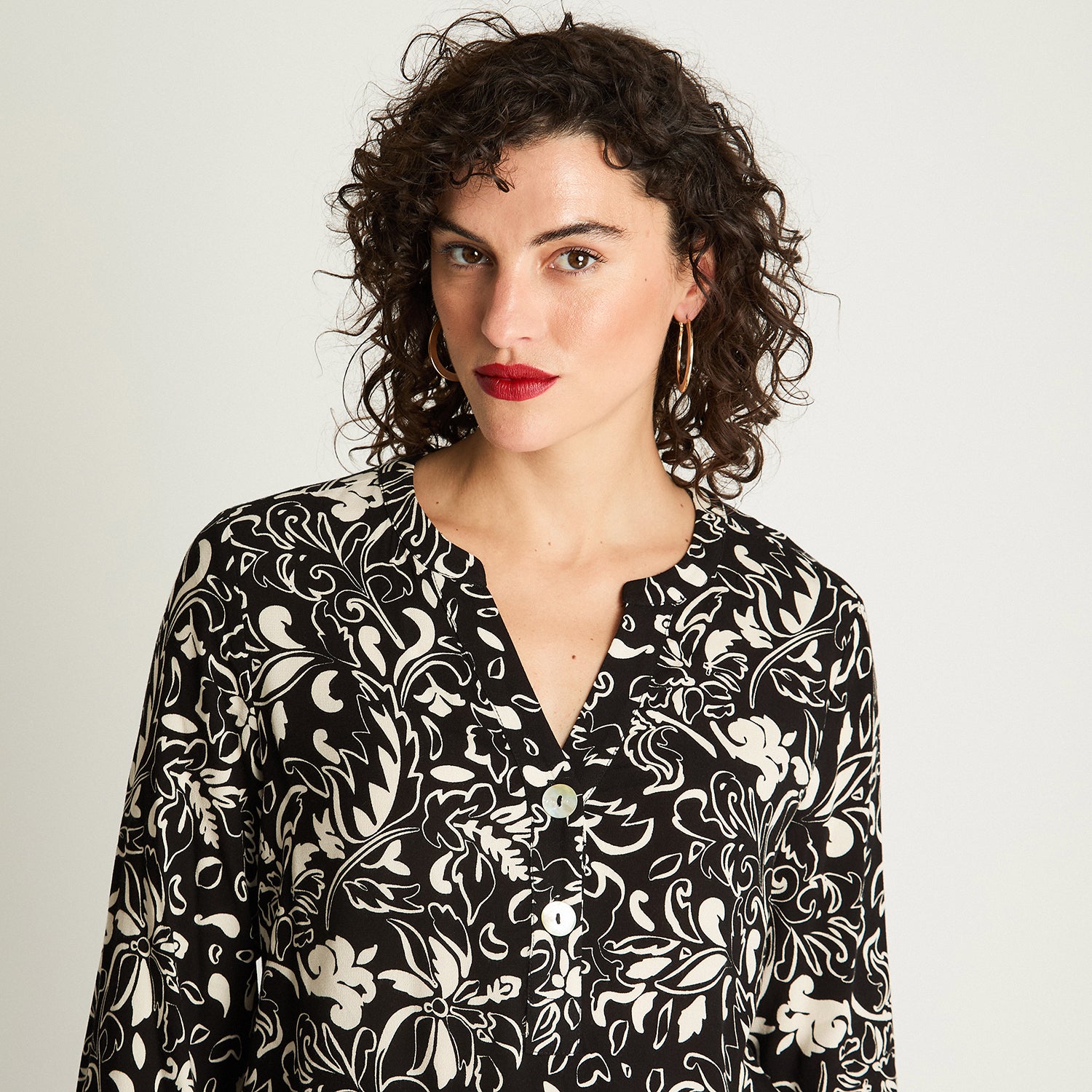 Blusa Cuello Mao Botones Negro Curvi