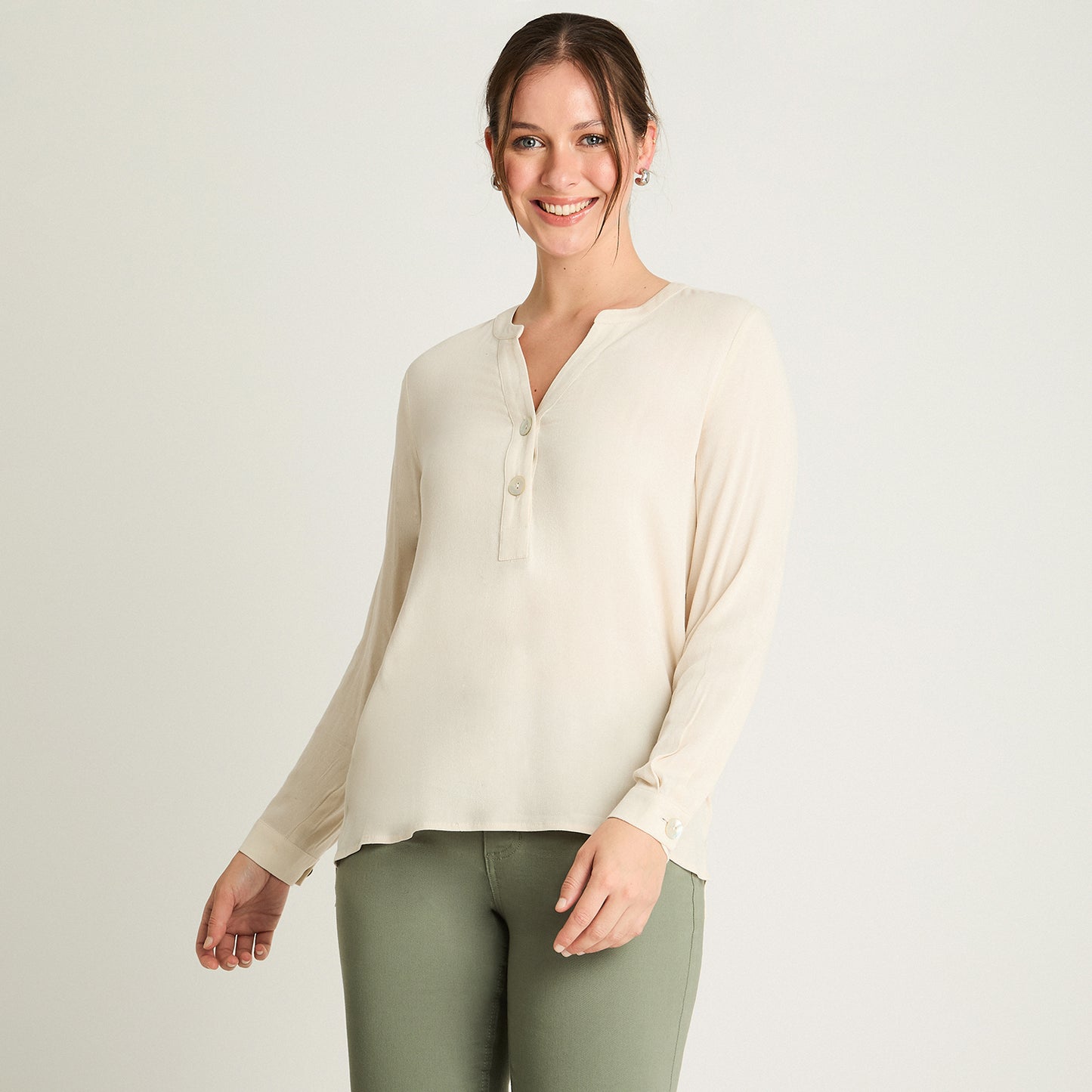Blusa Cuello Mao Botones Beige Curvi