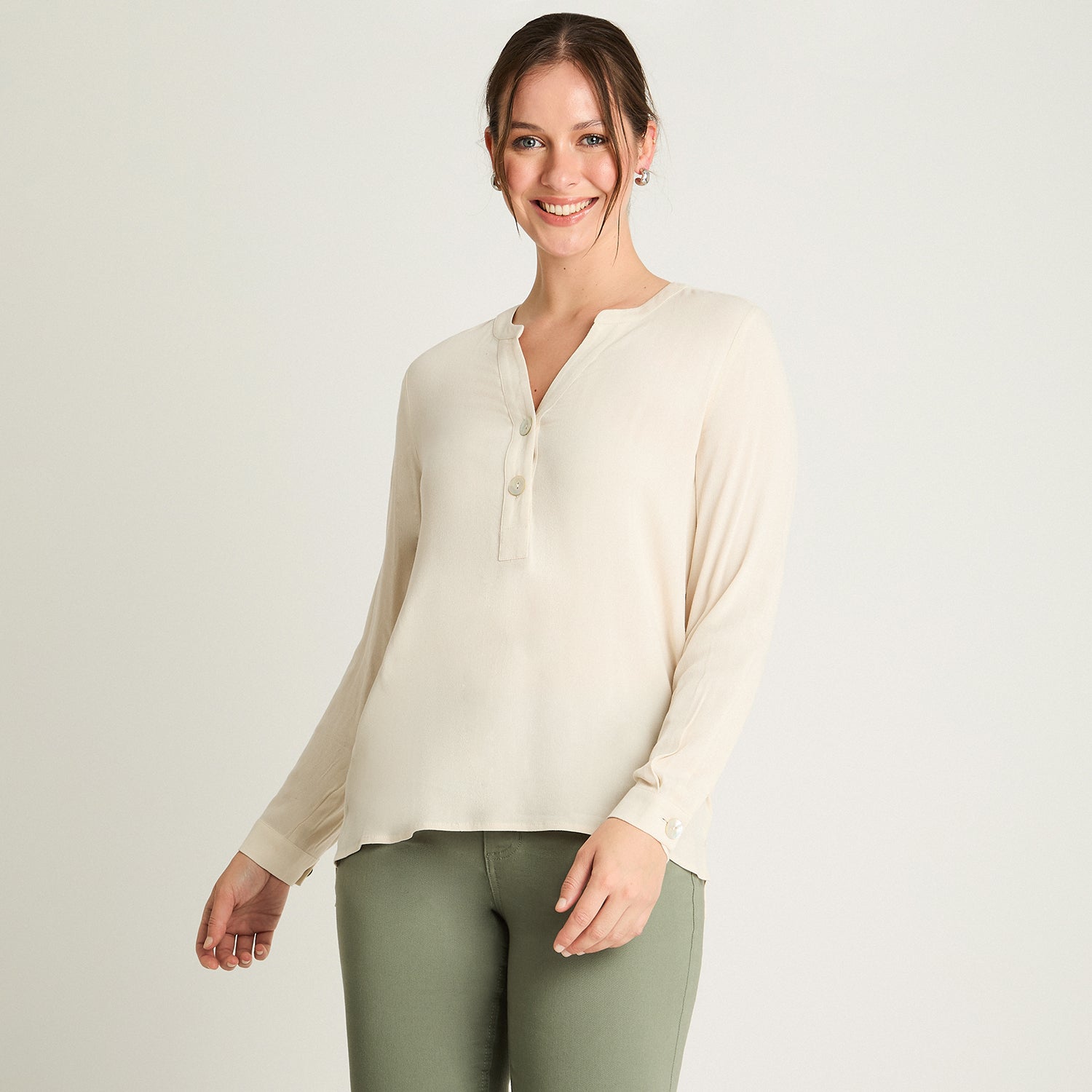 Blusa Cuello Mao Botones Beige Curvi