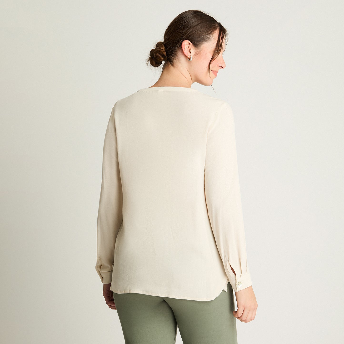Blusa Cuello Mao Botones Beige Curvi