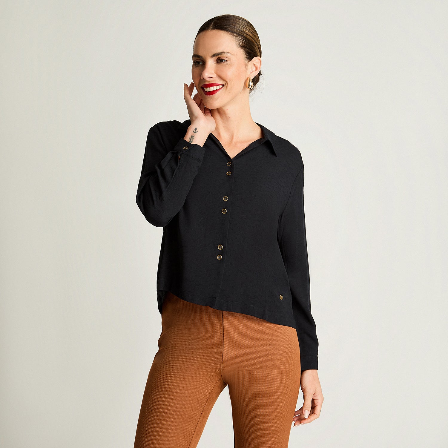 Blusa Tela Fantasia Escote V Negro Curvi