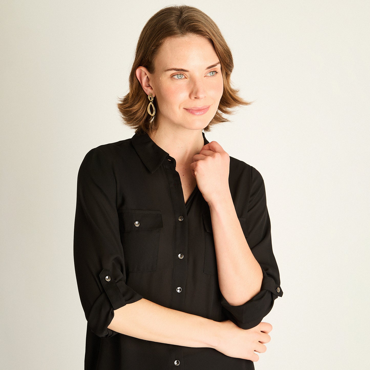 Blusa Negra con Bolsillos y Roll-Up