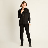 Blusa Negra con Bolsillos y Roll-Up