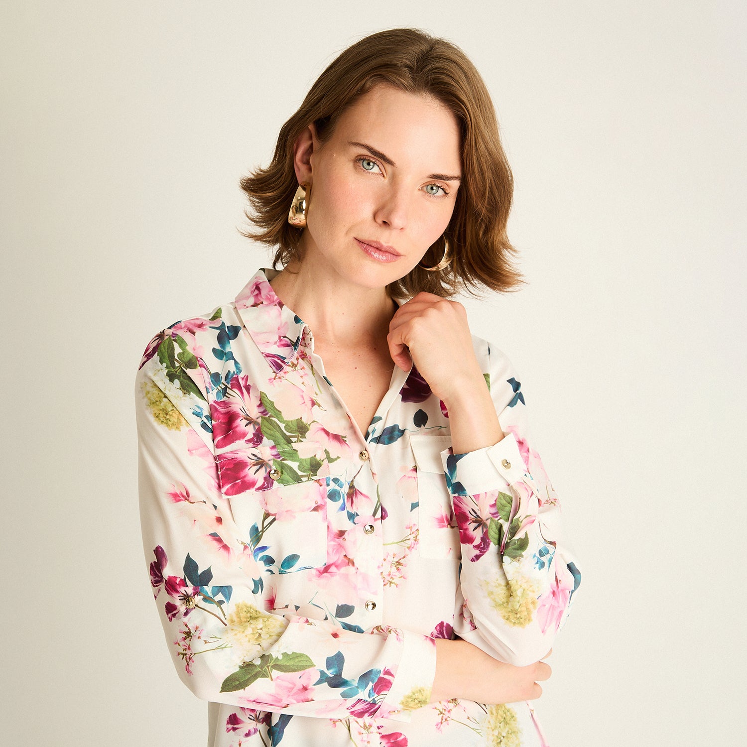 Blusa Rosada con Estampado Floral y Mangas Roll-Up