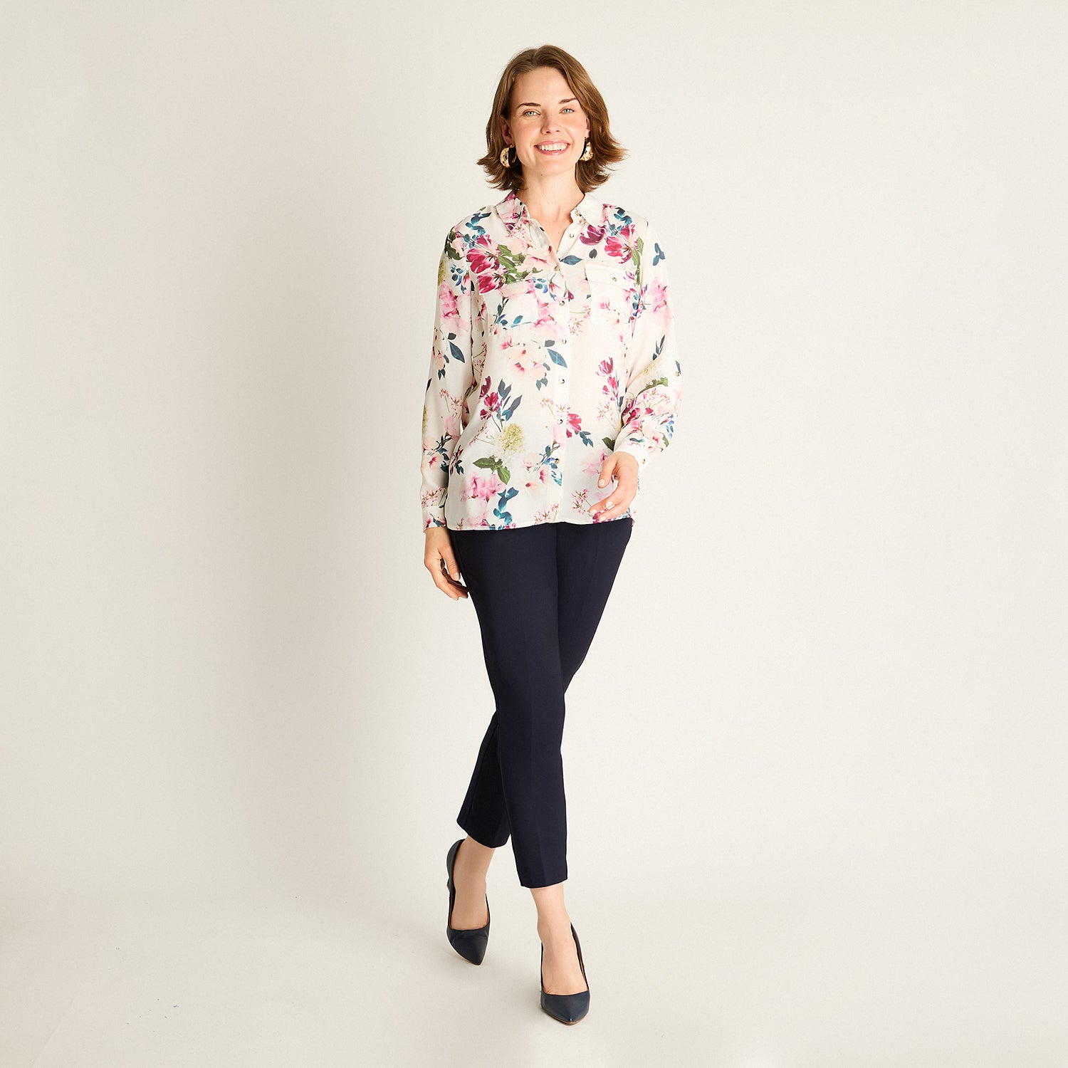 Blusa Rosada con Estampado Floral y Mangas Roll-Up