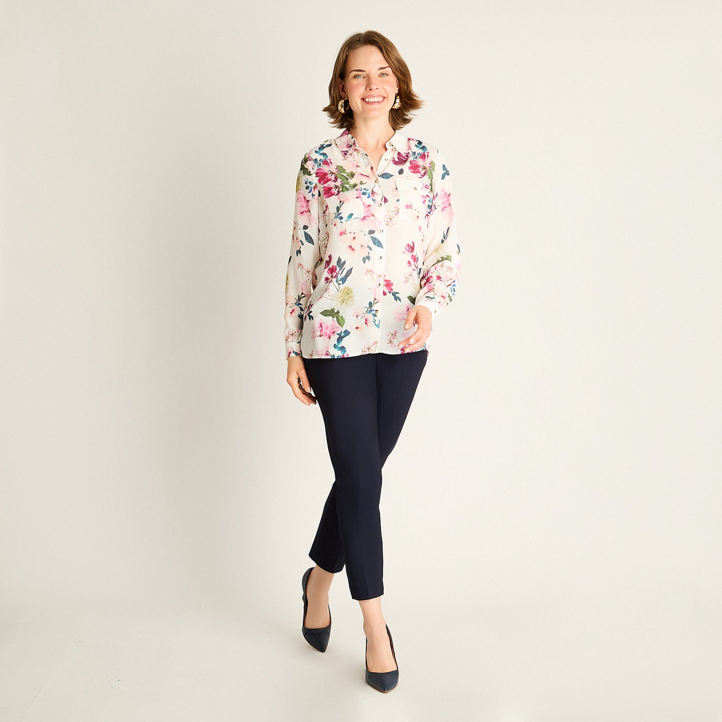 Blusa Rosada con Estampado Floral y Mangas Roll-Up