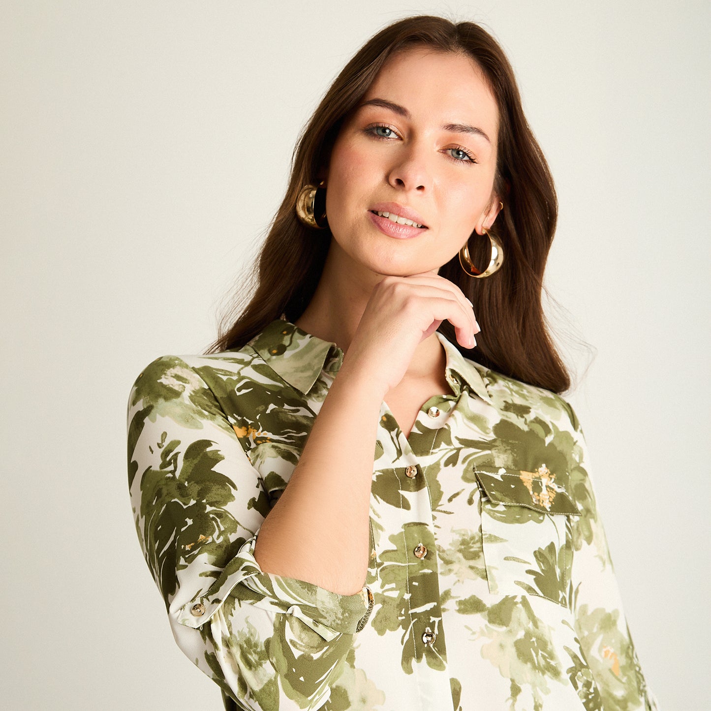 Blusa Verde con Estampado Floral y Mangas Roll-Up