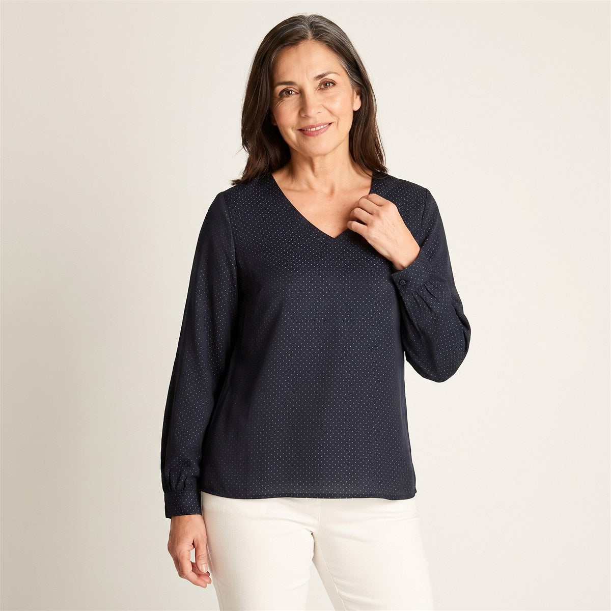 Blusa Azul Manga Larga con Botón en Espalda en modelo adulta