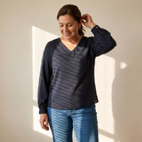 Blusa Azul Manga Larga con Botón en Espalda lifestyle