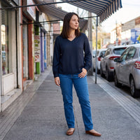 Blusa Azul Manga Larga con Botón en Espalda lifestyle
