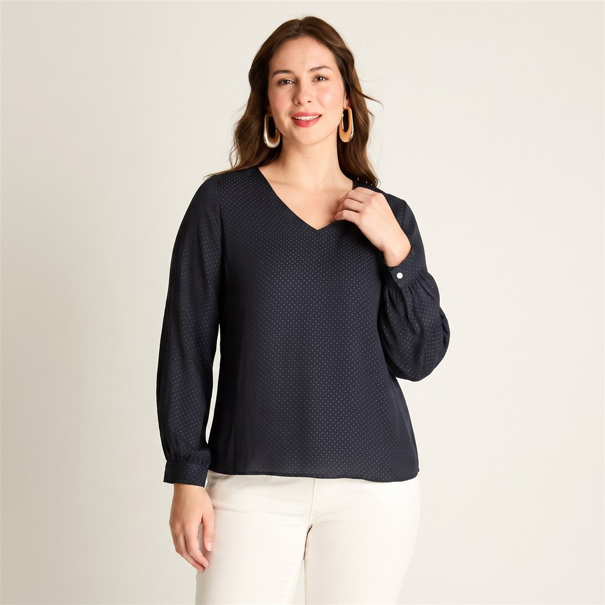 Blusa Azul Manga Larga con Botón en Espalda en modelo plus size