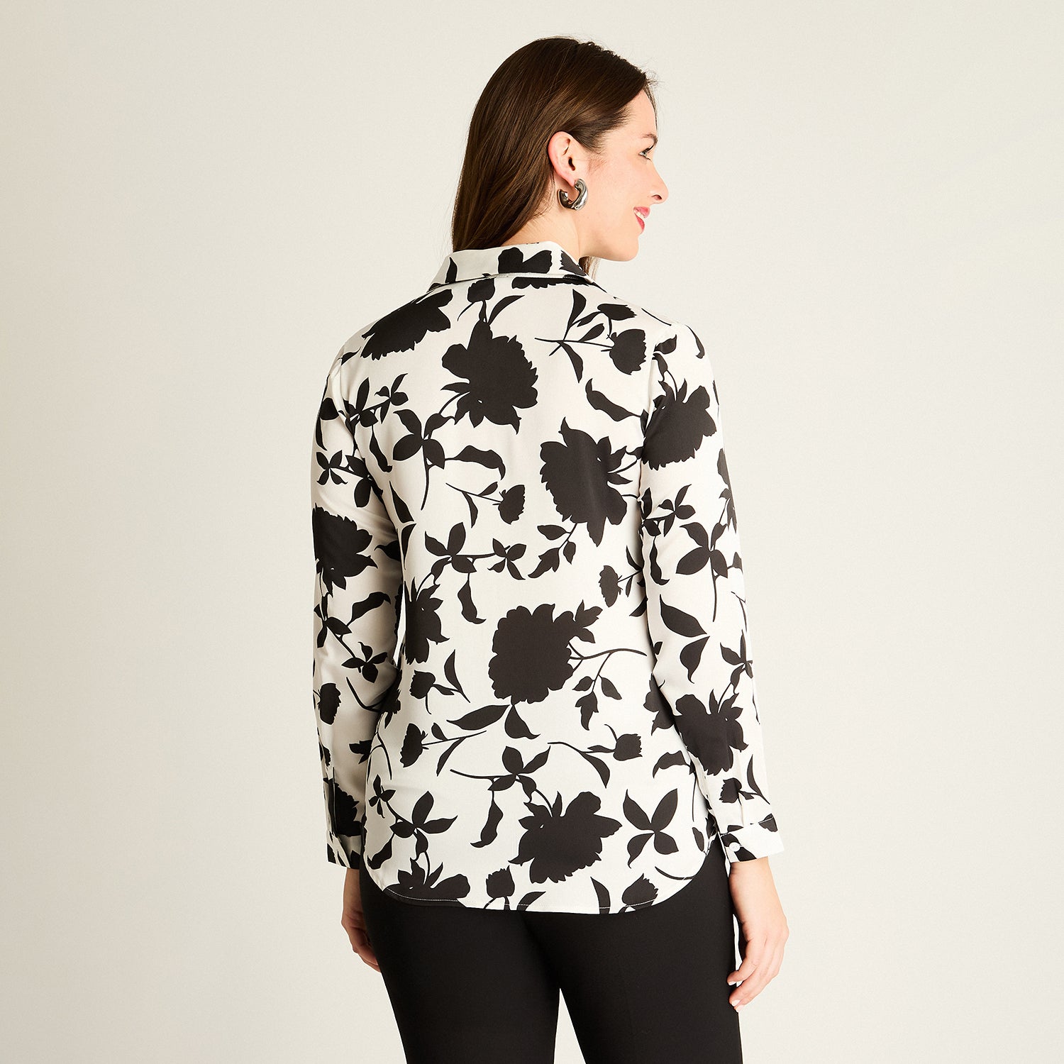 Blusa Negra Floral con Estilo Camisero