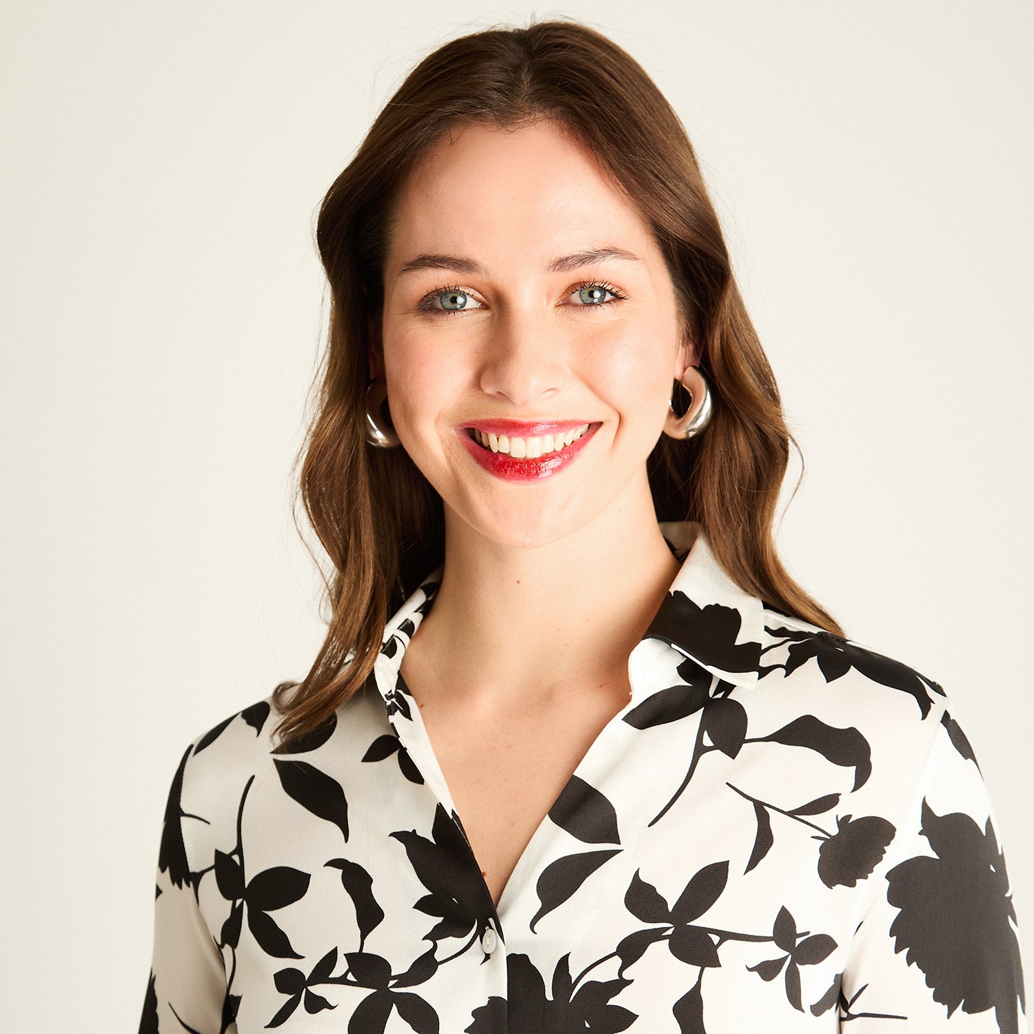 Blusa Negra Floral con Estilo Camisero