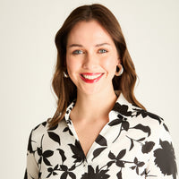 Blusa Negra Floral con Estilo Camisero
