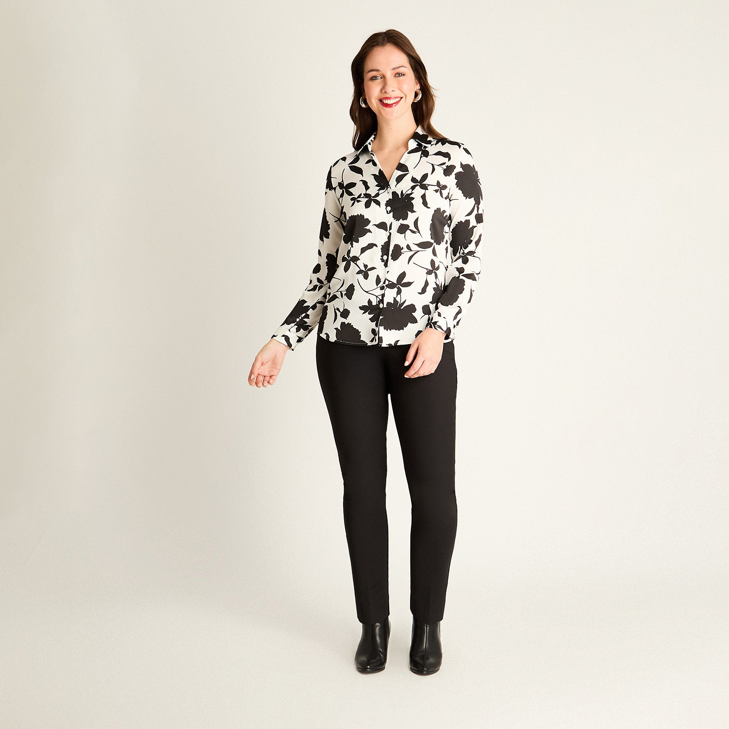 Blusa Negra Floral con Estilo Camisero