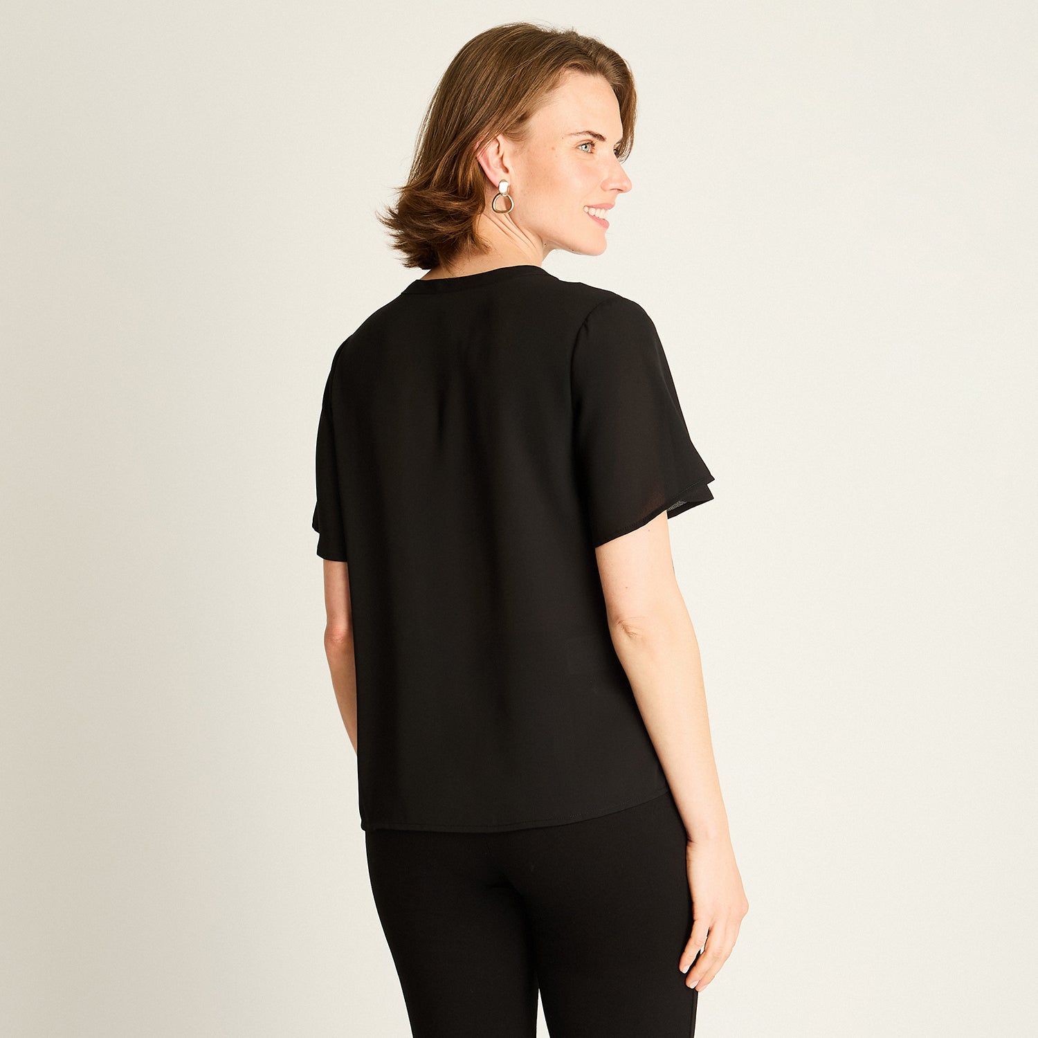 Blusa Negra con Bolsillos Frontales