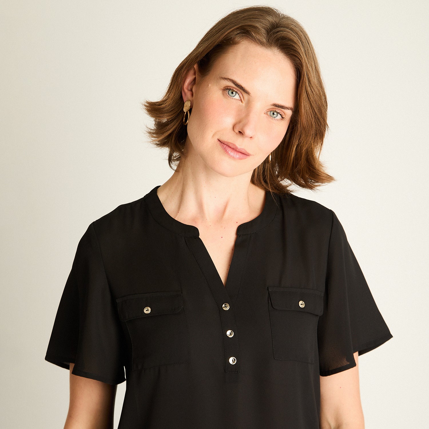 Blusa Negra con Bolsillos Frontales