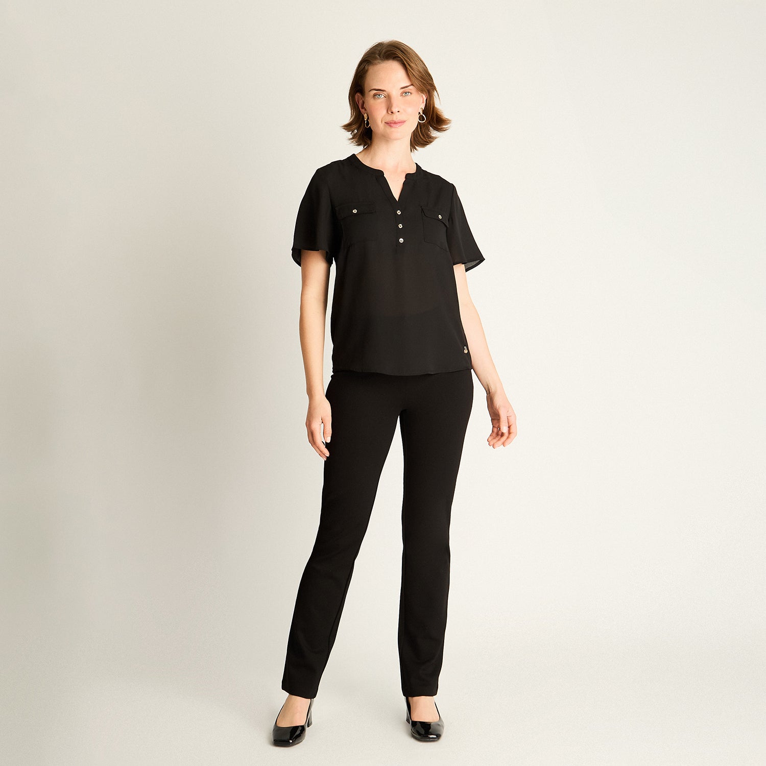 Blusa Negra con Bolsillos Frontales
