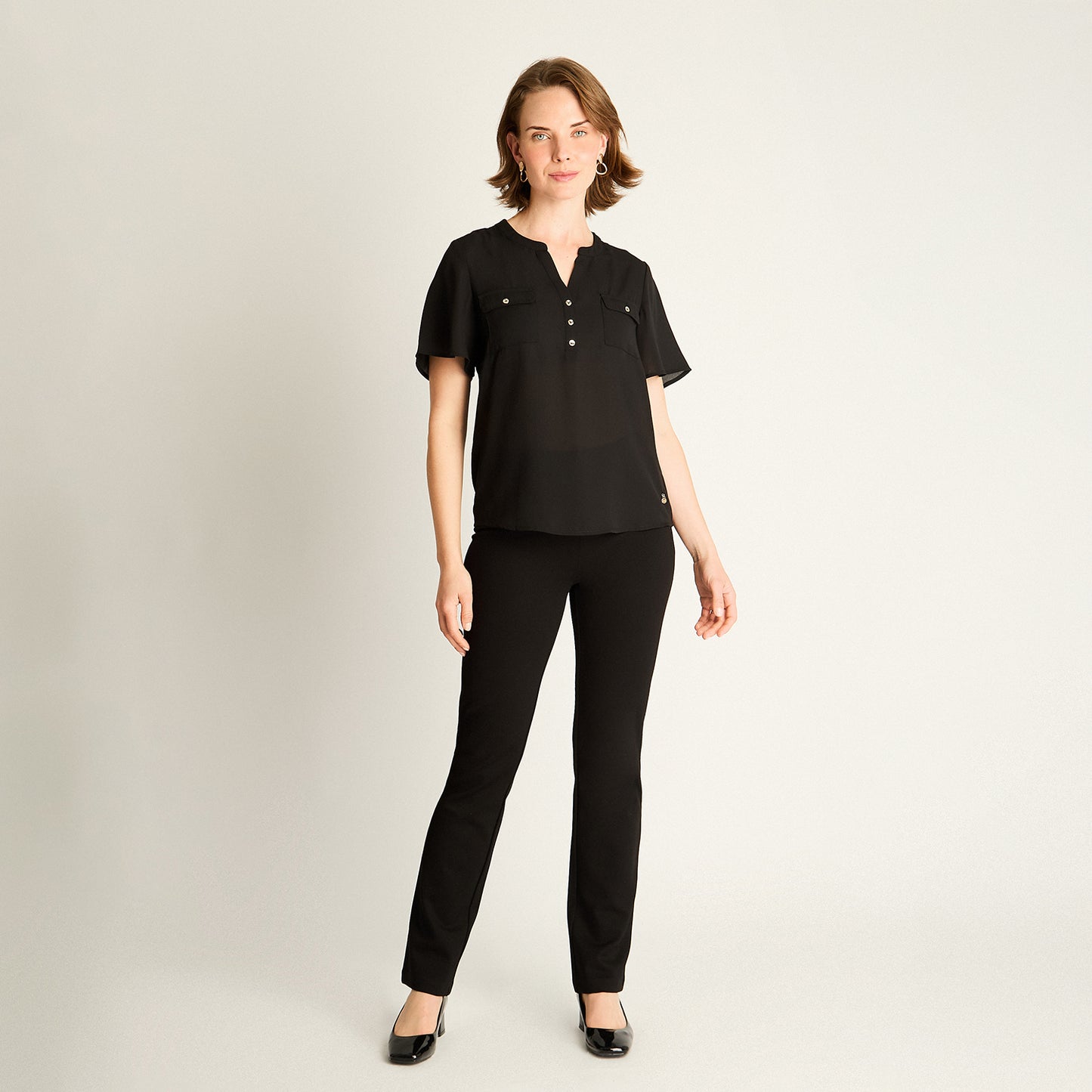 Blusa Negra con Bolsillos Frontales