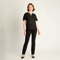 Blusa Negra con Bolsillos Frontales