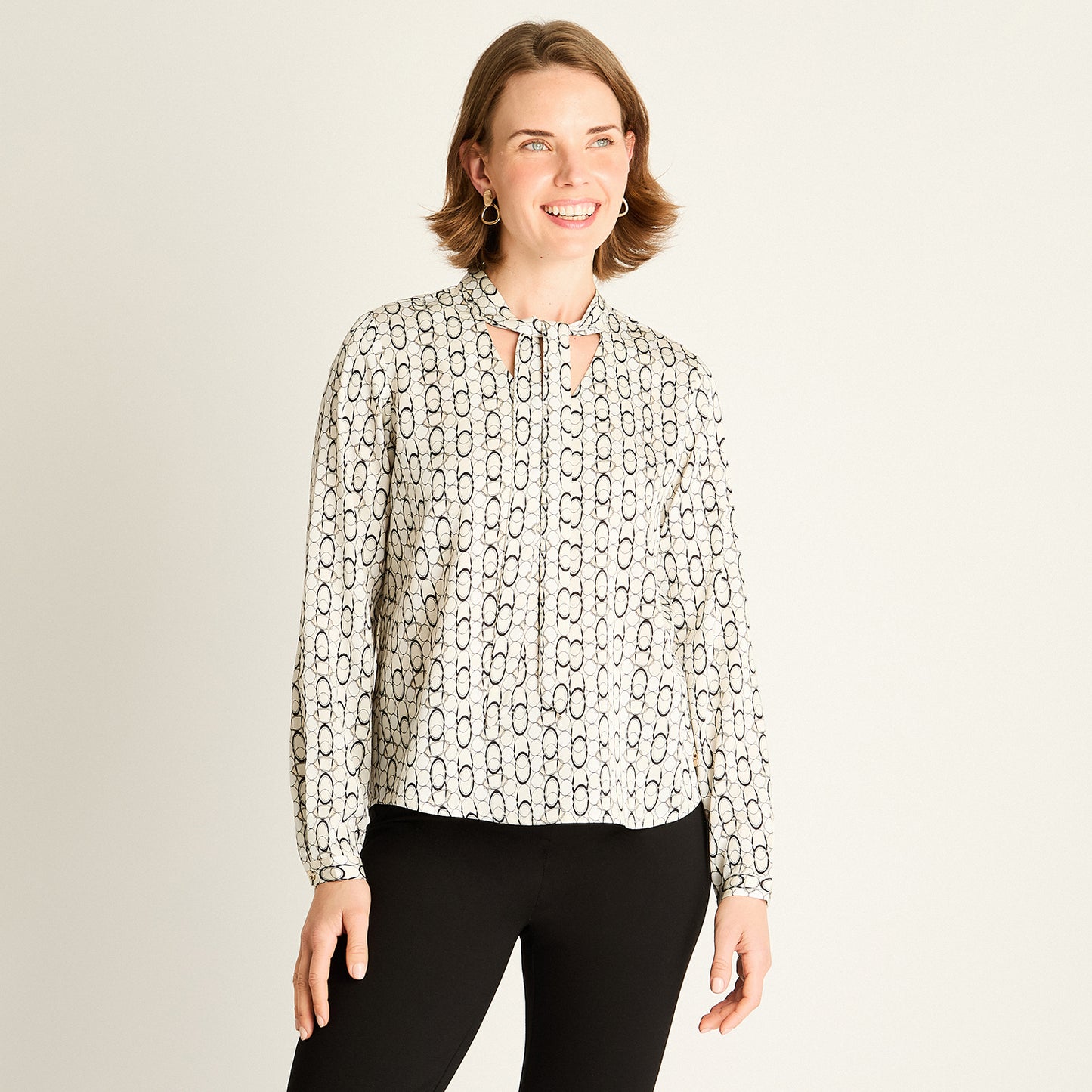 Blusa Negra con Lazo en el Cuello