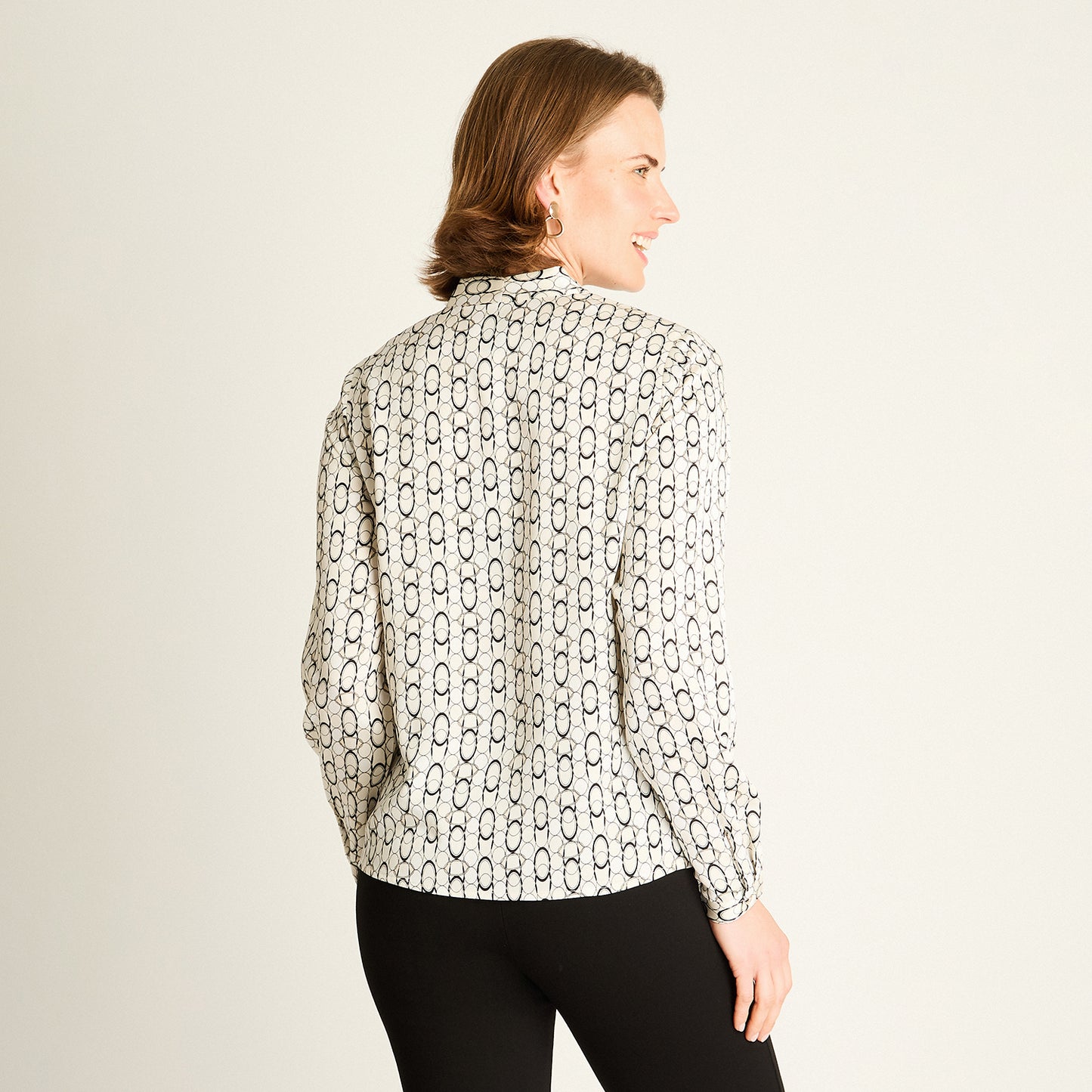 Blusa Negra con Lazo en el Cuello