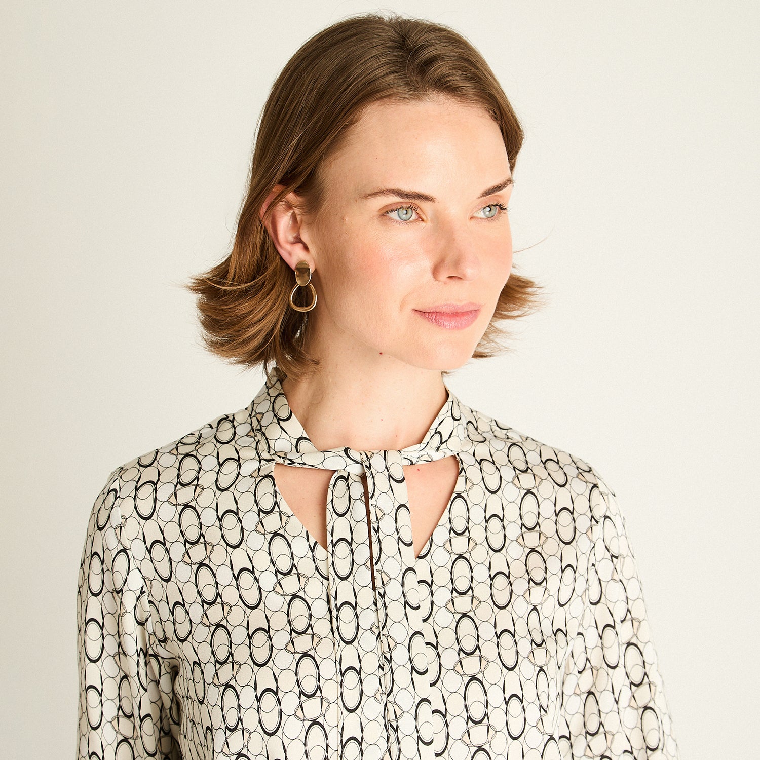 Blusa Negra con Lazo en el Cuello