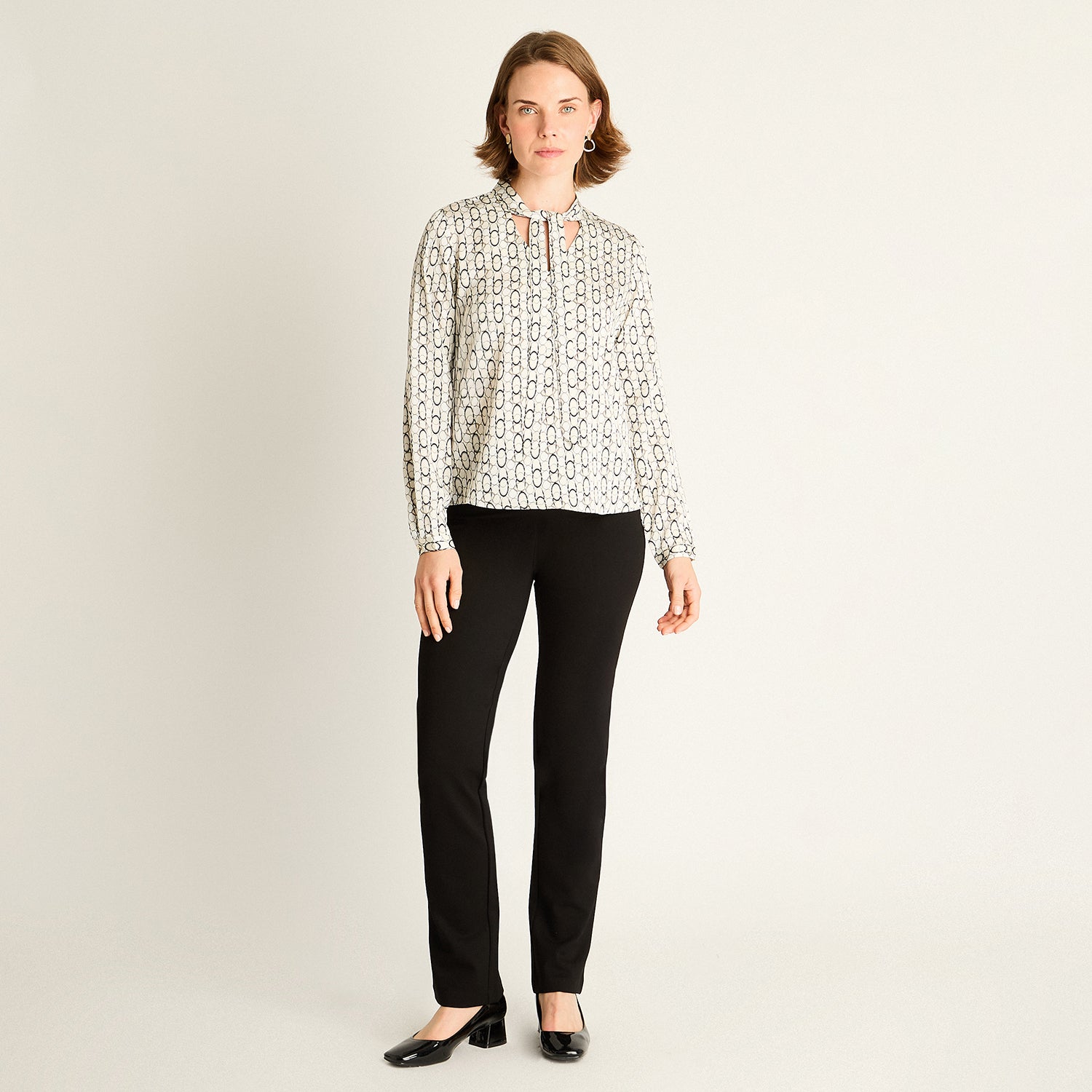 Blusa Negra con Lazo en el Cuello
