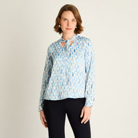 Blusa Celeste con Estampado Geométrico