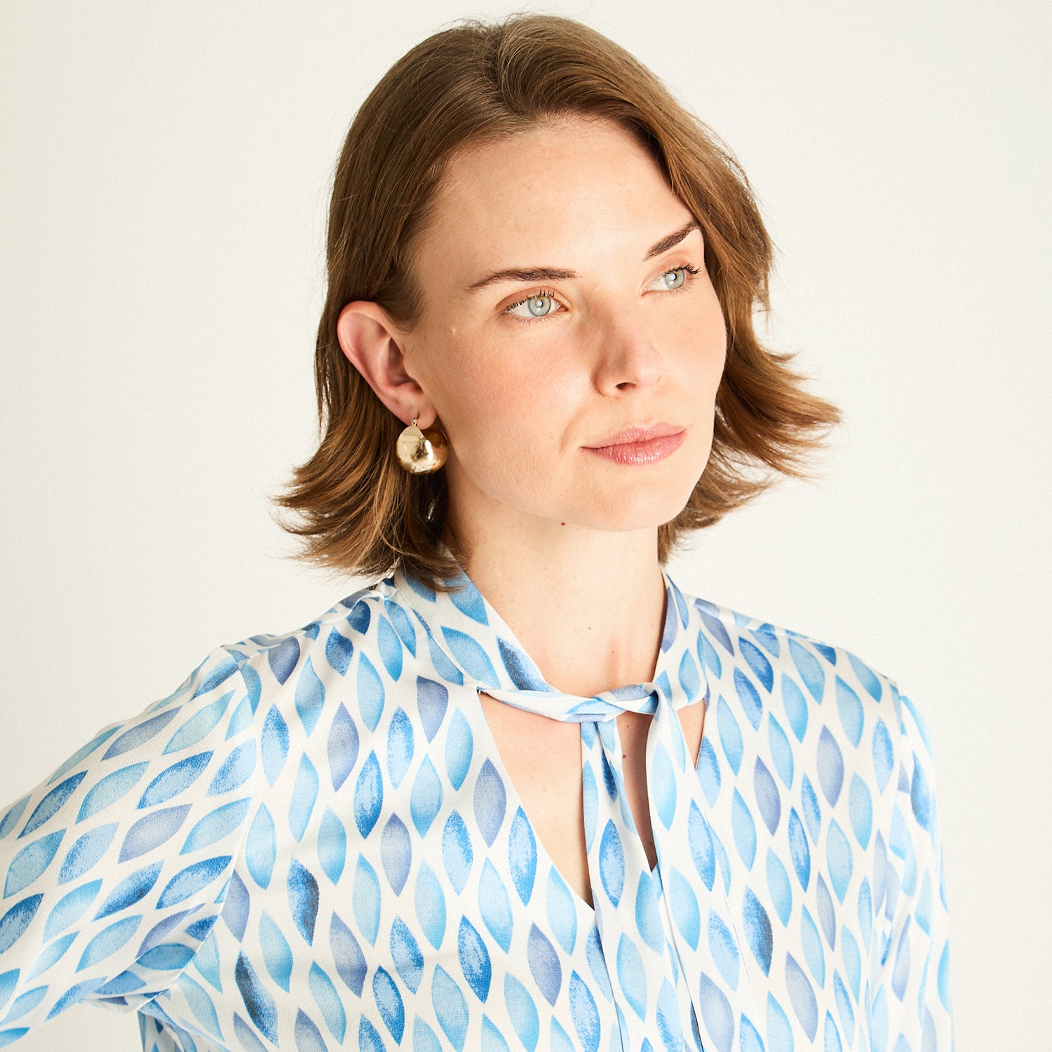 Blusa Celeste con Estampado Geométrico