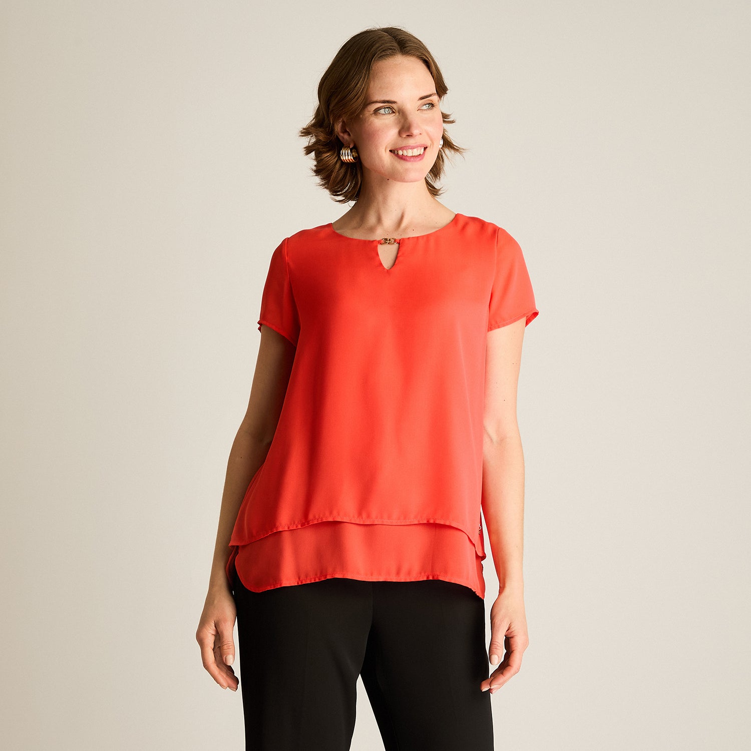 Blusa Coral Cuello Gota Manga Corta