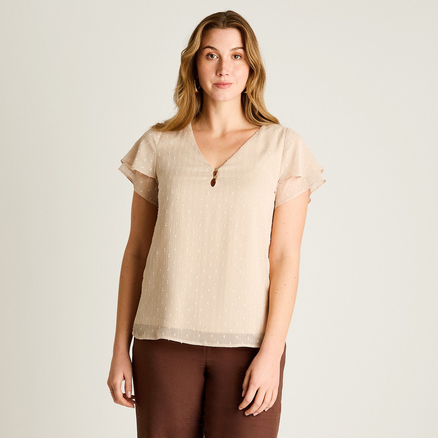 Blusa Beige Manga Corta con Detalle en Escote