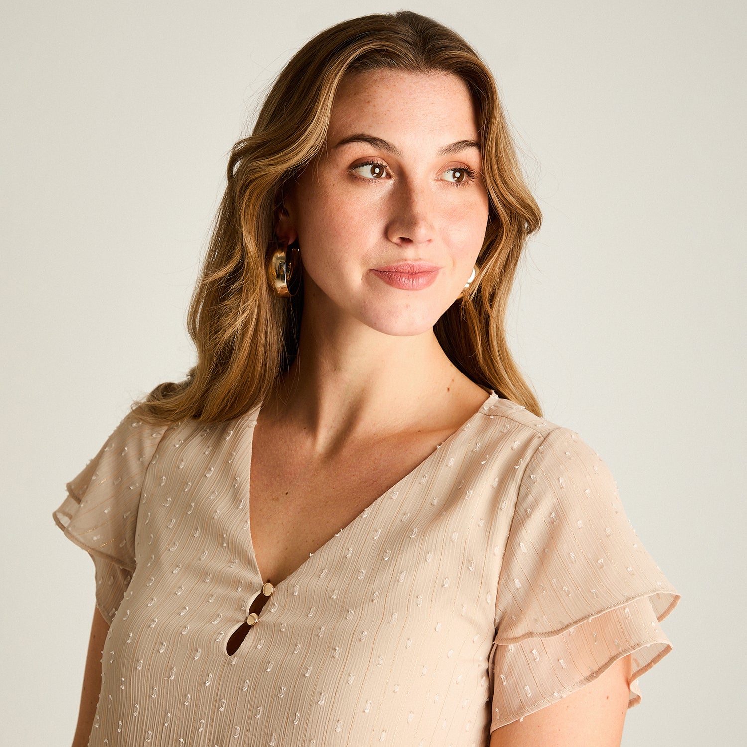 Blusa Beige Manga Corta con Detalle en Escote