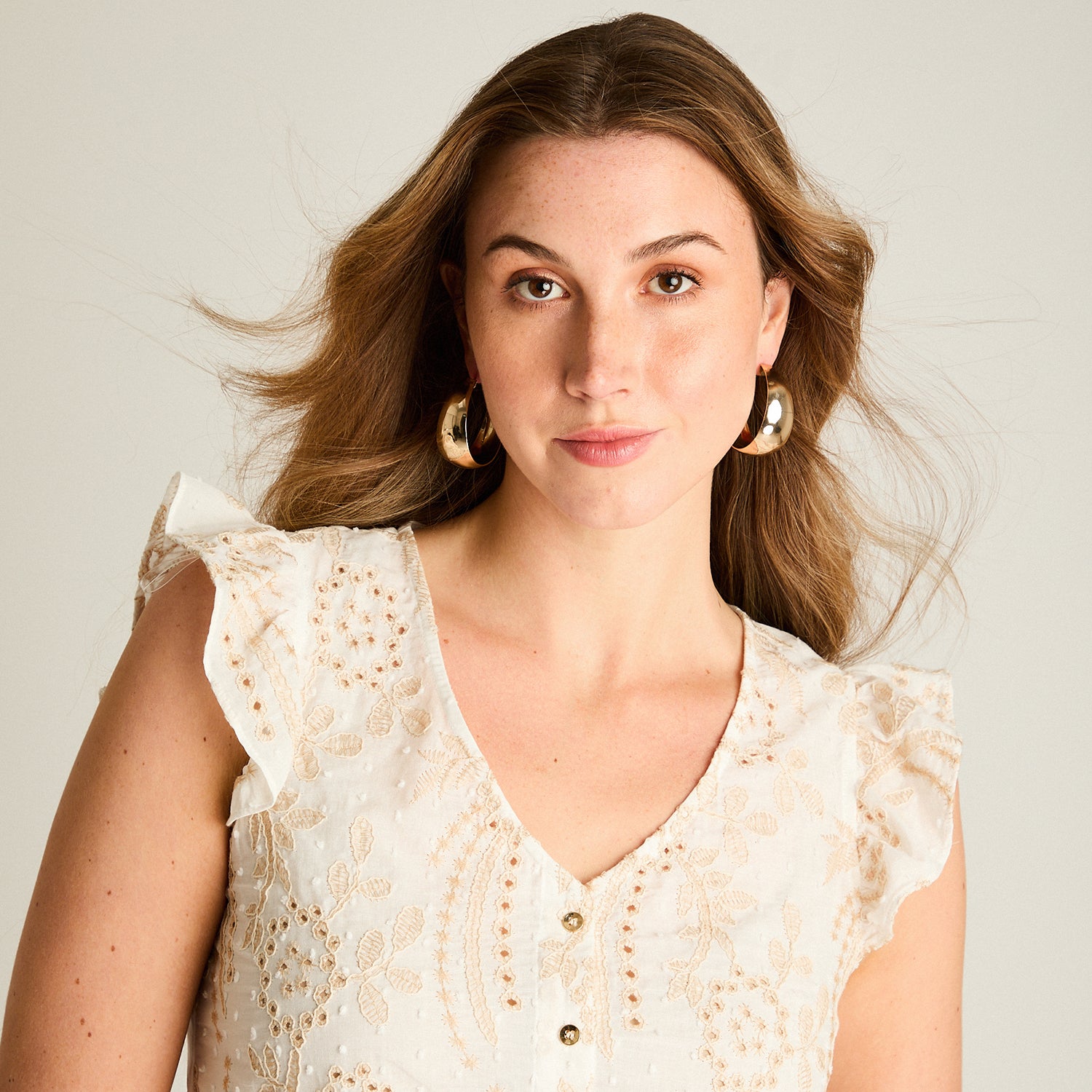 Blusa Beige Broderie con Volantes