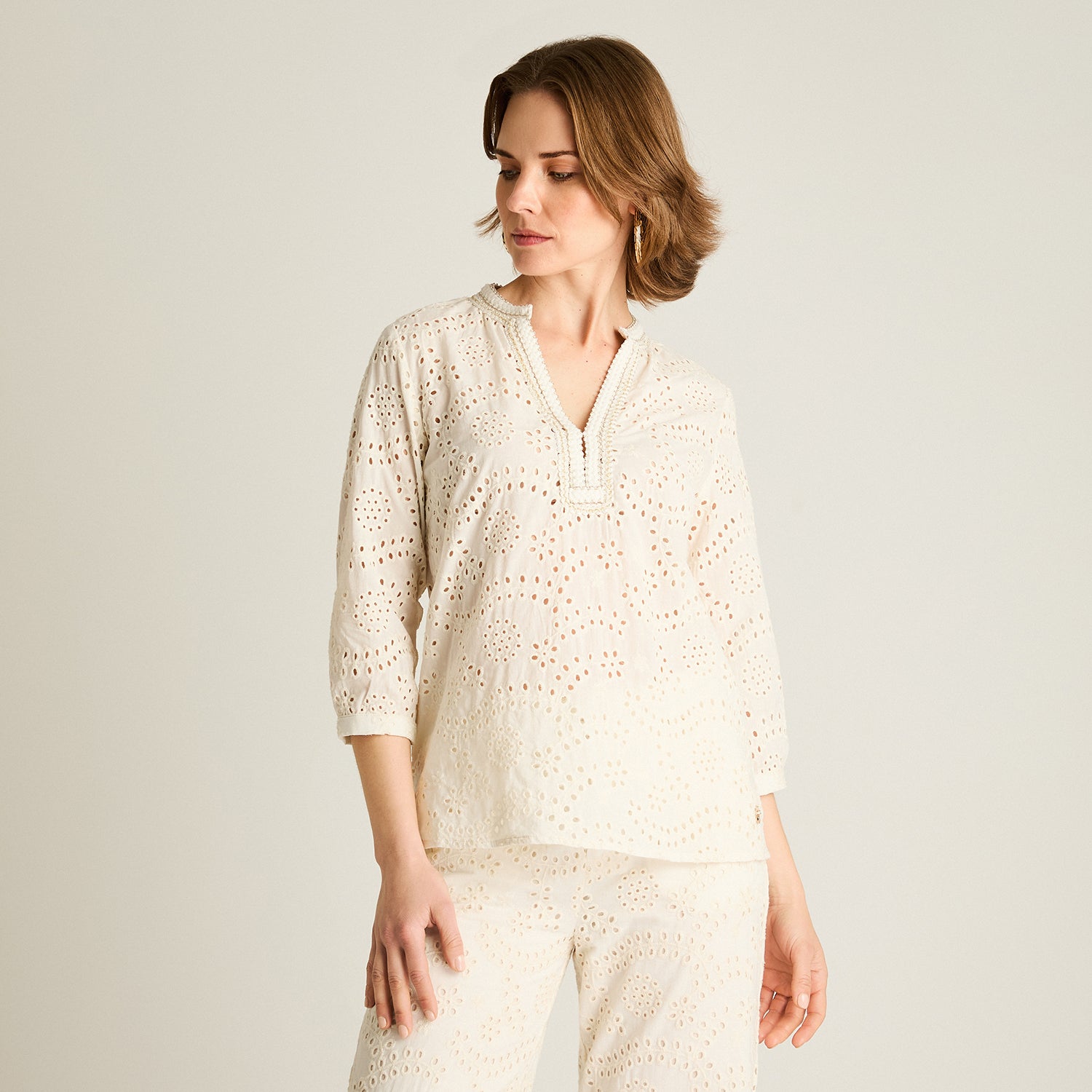 Blusa Crudo Manga 3/4 con Broderie y Escote Bordado
